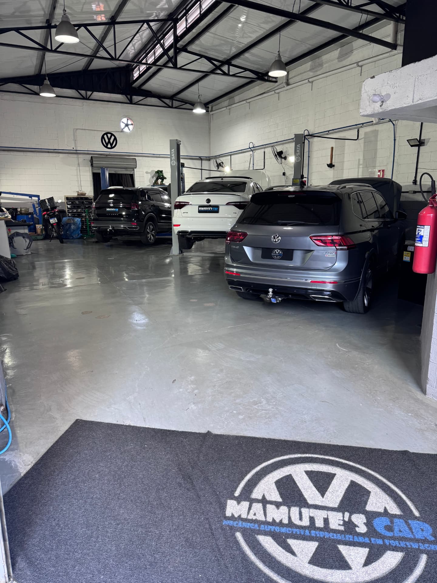 Interior do galpão da Mamute's Car com veículos Volkswagen